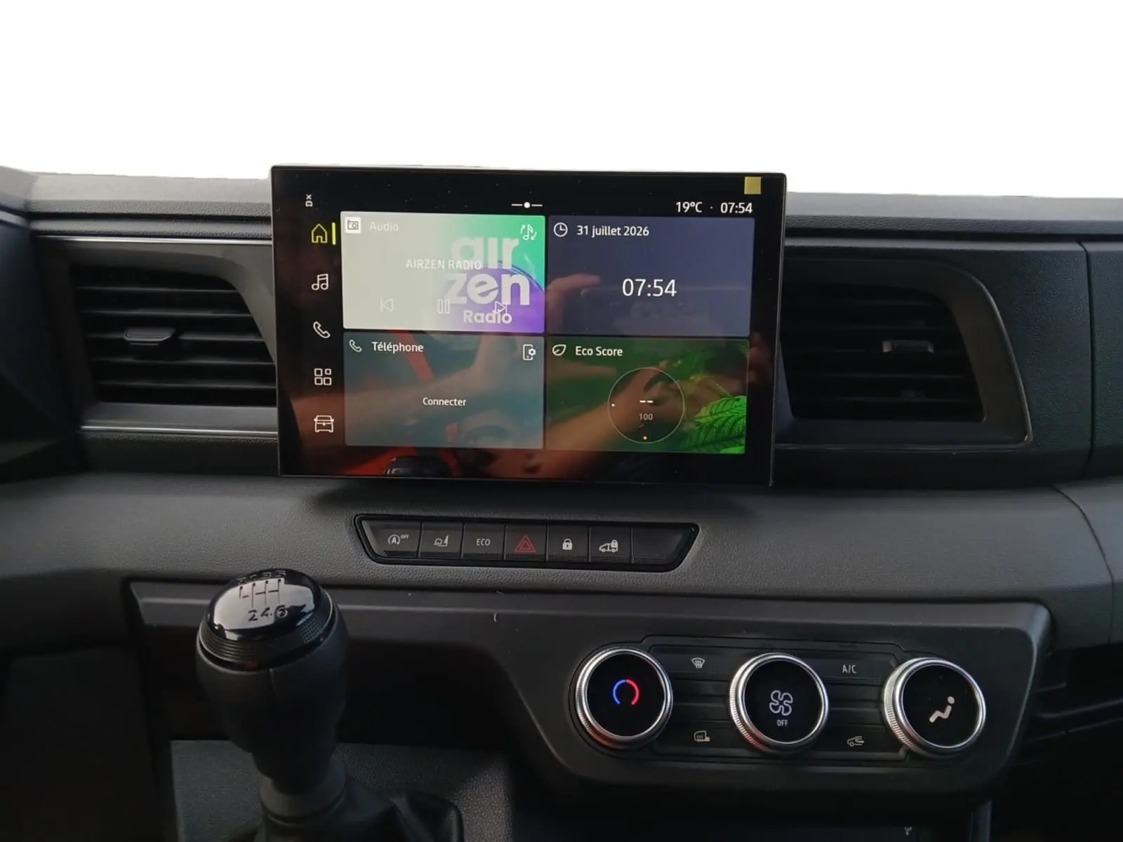 Vue intérieure centrée sur la console centrale du Renault Master L2H2 2026 avec écran tactile et levier de vitesses.