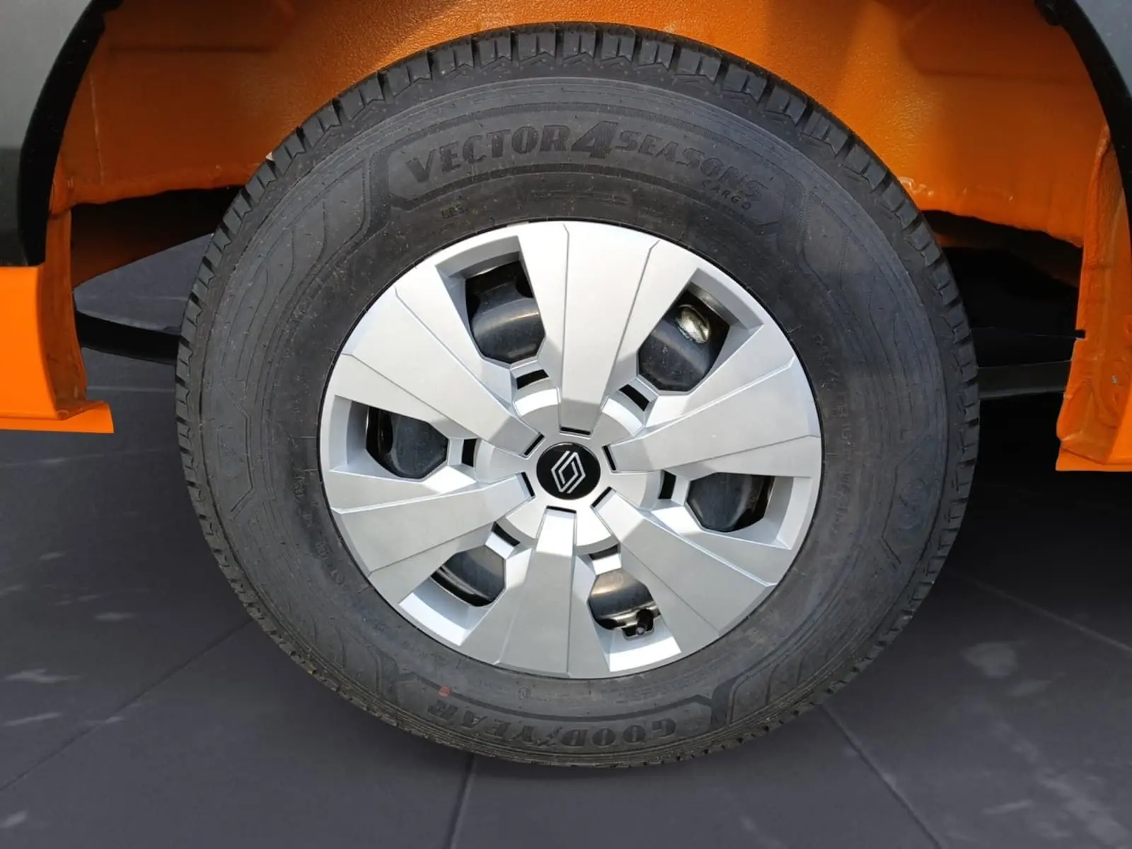 Gros plan sur la roue avant droite du Renault Master orange 2026, mettant en valeur la jante argentée et le pneu Goodyear.