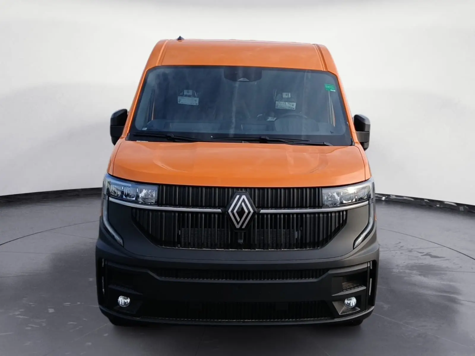 Vue avant du Renault Master L2H2 orange, mettant en valeur sa calandre noire et ses phares modernes.