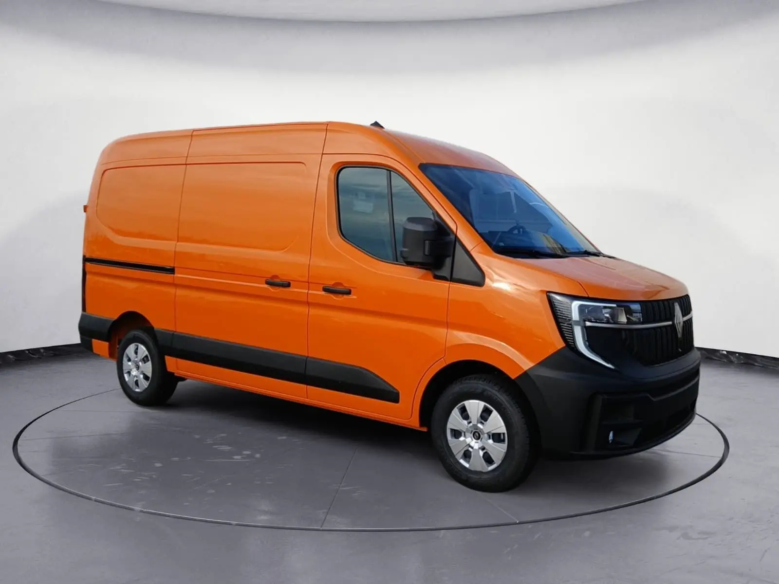 Renault Master orange en vue 3/4 avant droit, avec pare-chocs noir et jantes argentées, sur fond neutre.