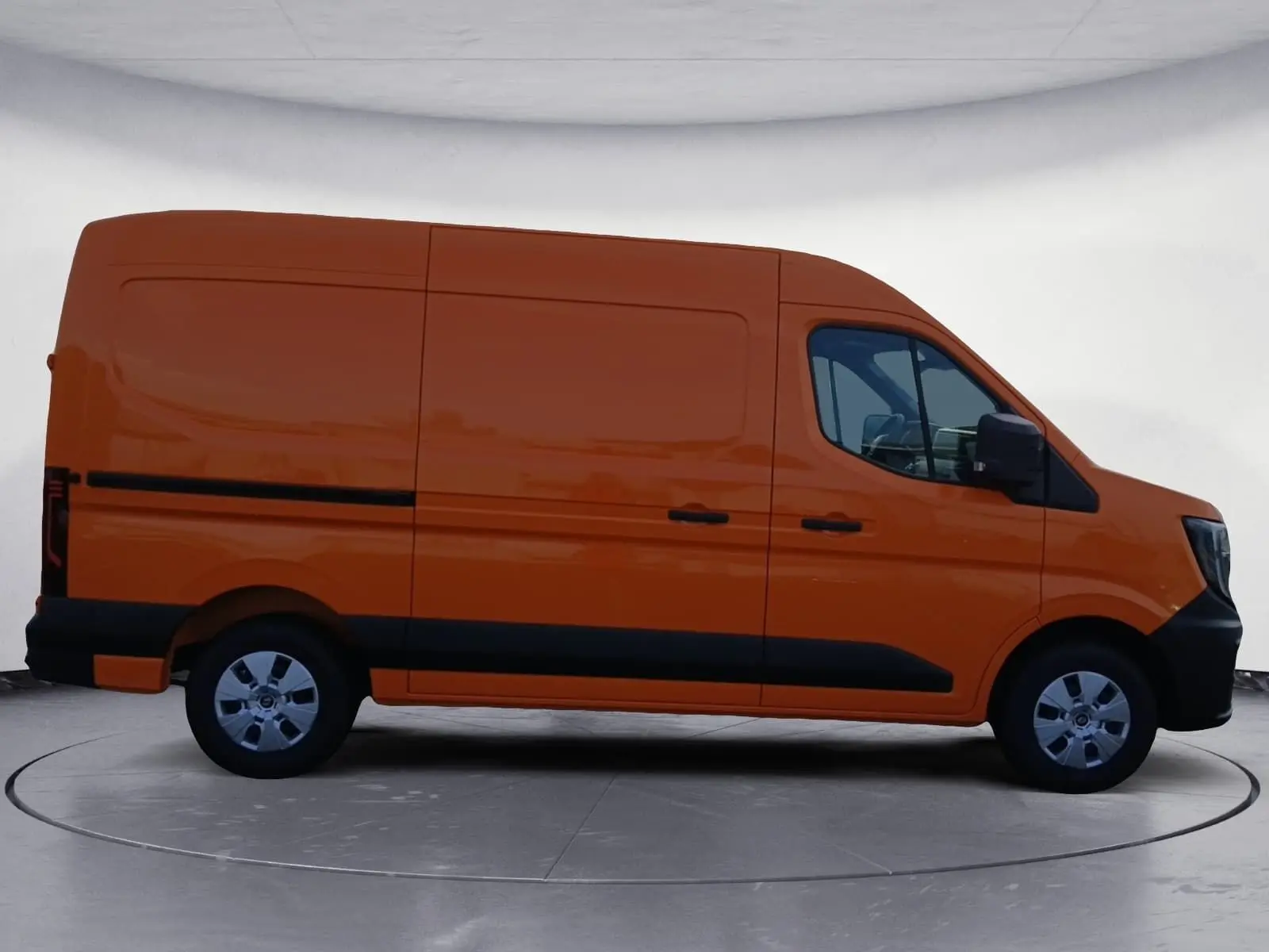 Vue latérale droite d’un Renault Master orange L2H2 avec détails noirs sur bas de caisse et roues argentées.