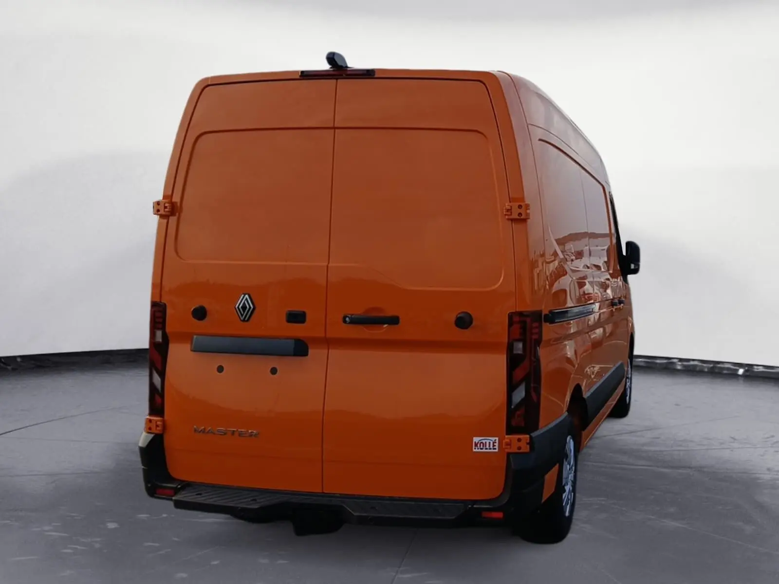 Vue arrière d’un Renault Master orange L2H2 avec portes battantes fermées et marchepied noir visible.