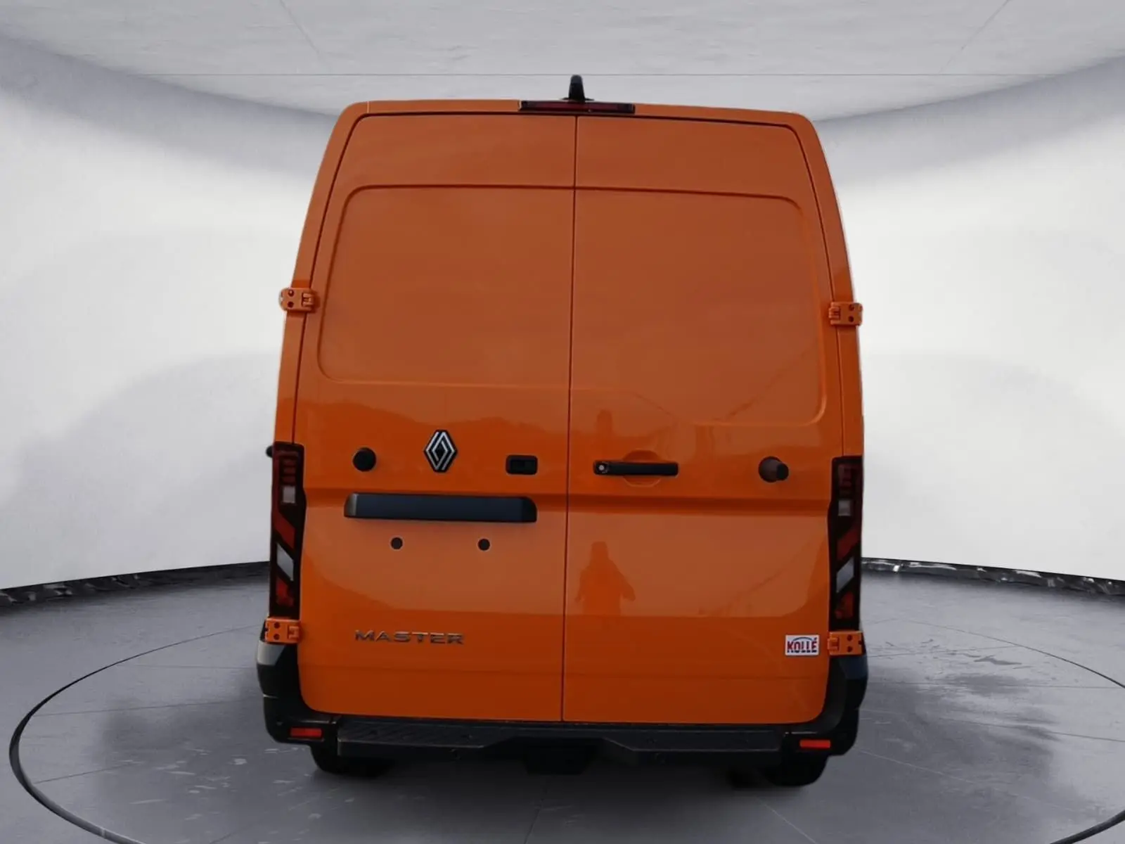 Vue arrière d’un Renault Master orange 2026 avec portes battantes et marchepied noir visible.