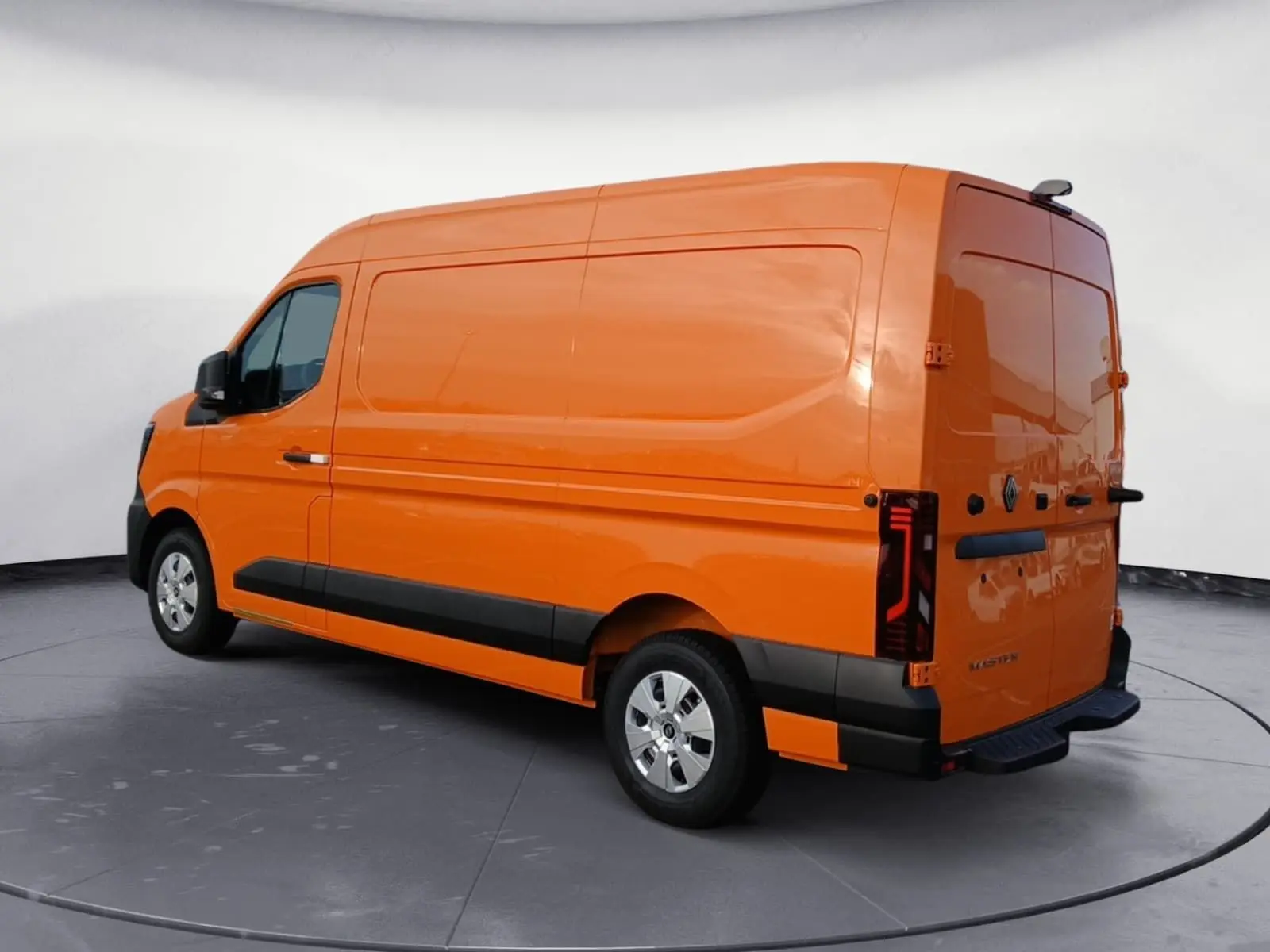Renault Master L2H2 orange vu en 3/4 arrière droit, avec feux arrière LED et protections noires sur les bas de caisse.