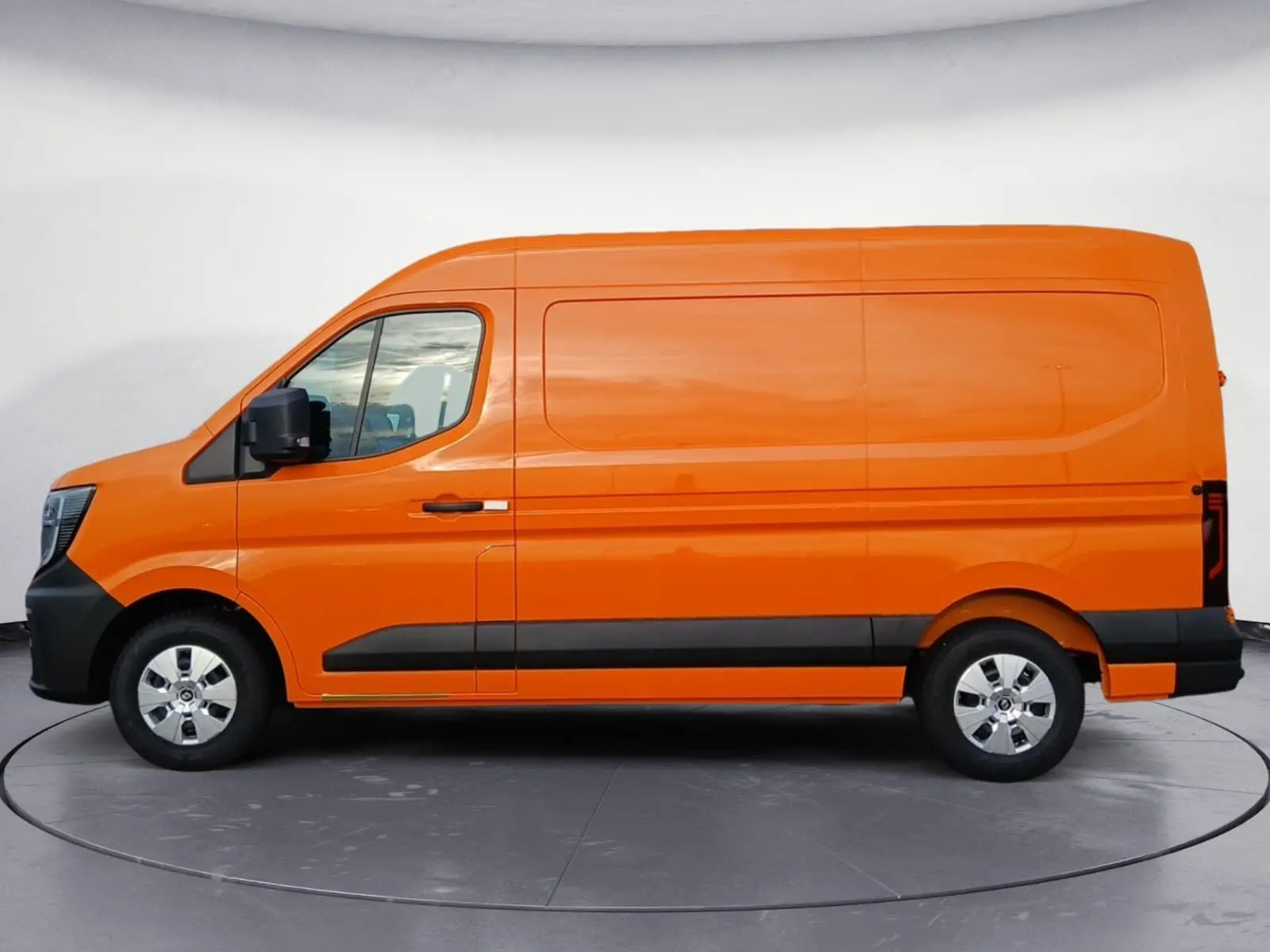 Vue de profil côté gauche du Renault Master L2H2 2026 orange avec jantes argentées et protections noires basses.