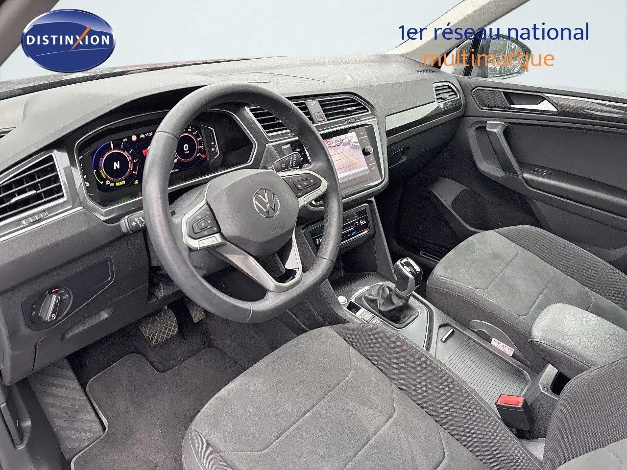Intérieur du Volkswagen Tiguan 1.4 E-Hybrid 2022, vue côté conducteur montrant le tableau de bord et la console centrale grise.