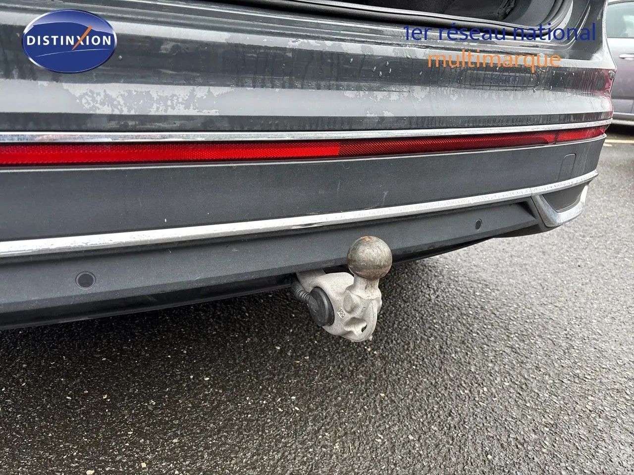 Gros plan sur l'attelage arrière d'un Volkswagen Tiguan gris lunaire 2022, version hybride rechargeable.