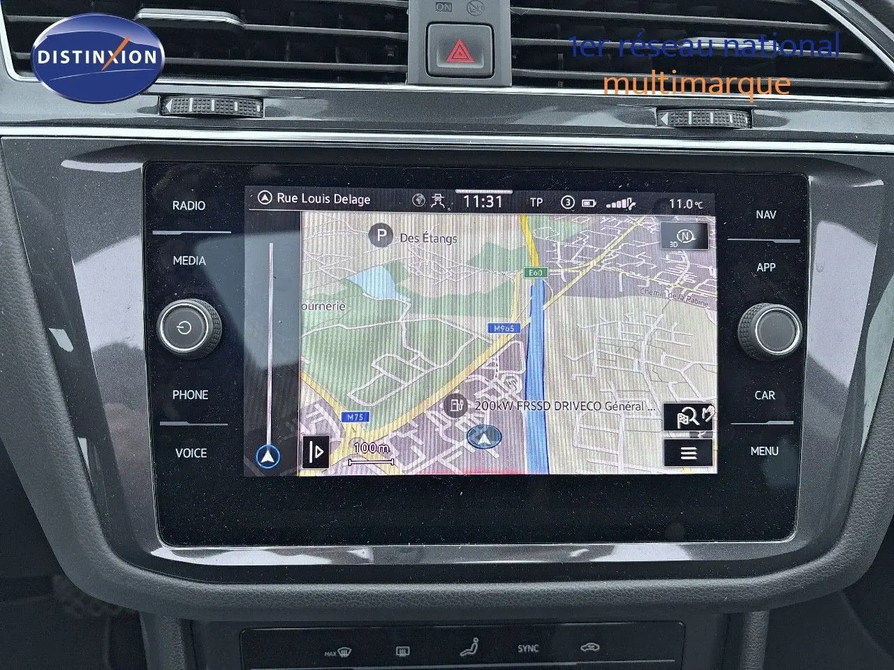 Écran tactile central du Volkswagen Tiguan 2022 gris lunaire affichant la navigation GPS en intérieur véhicule.