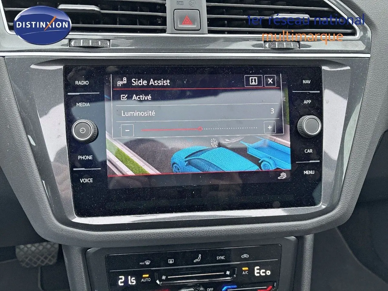 Vue rapprochée de l’écran tactile central du Volkswagen Tiguan gris lunaire, affichant l’activation de l’assistance Side Assist.