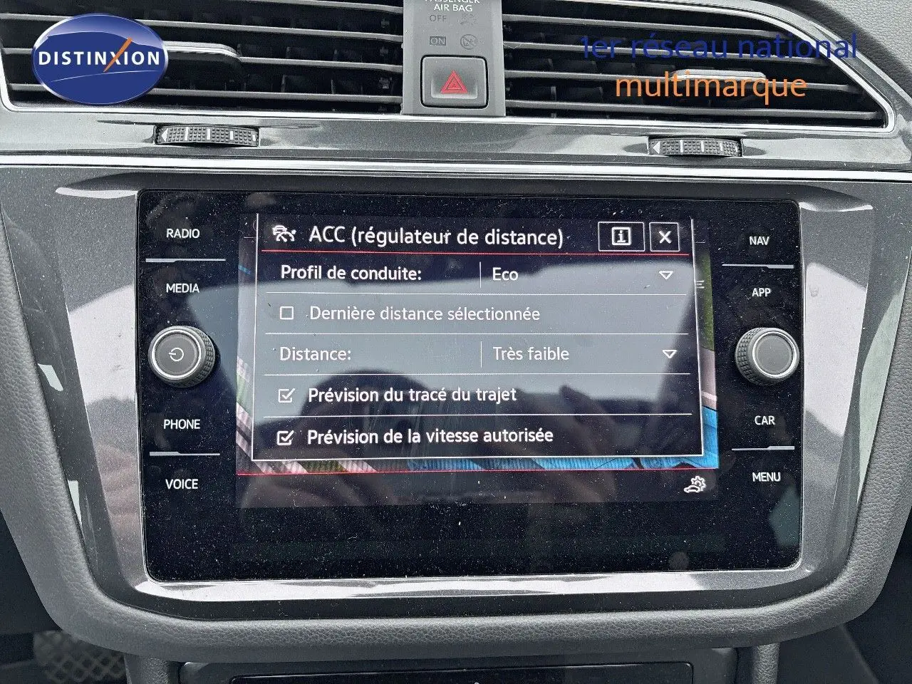 Écran tactile central du Volkswagen Tiguan 1.4 e-Hybrid 2022 montrant les réglages du régulateur de distance en mode Eco.