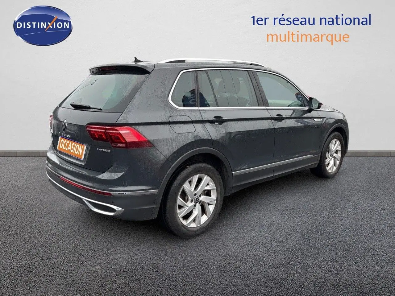 Volkswagen Tiguan 1.4 e-Hybrid gris lunaire vu de 3/4 arrière droit, SUV hybride rechargeable élégant et moderne.