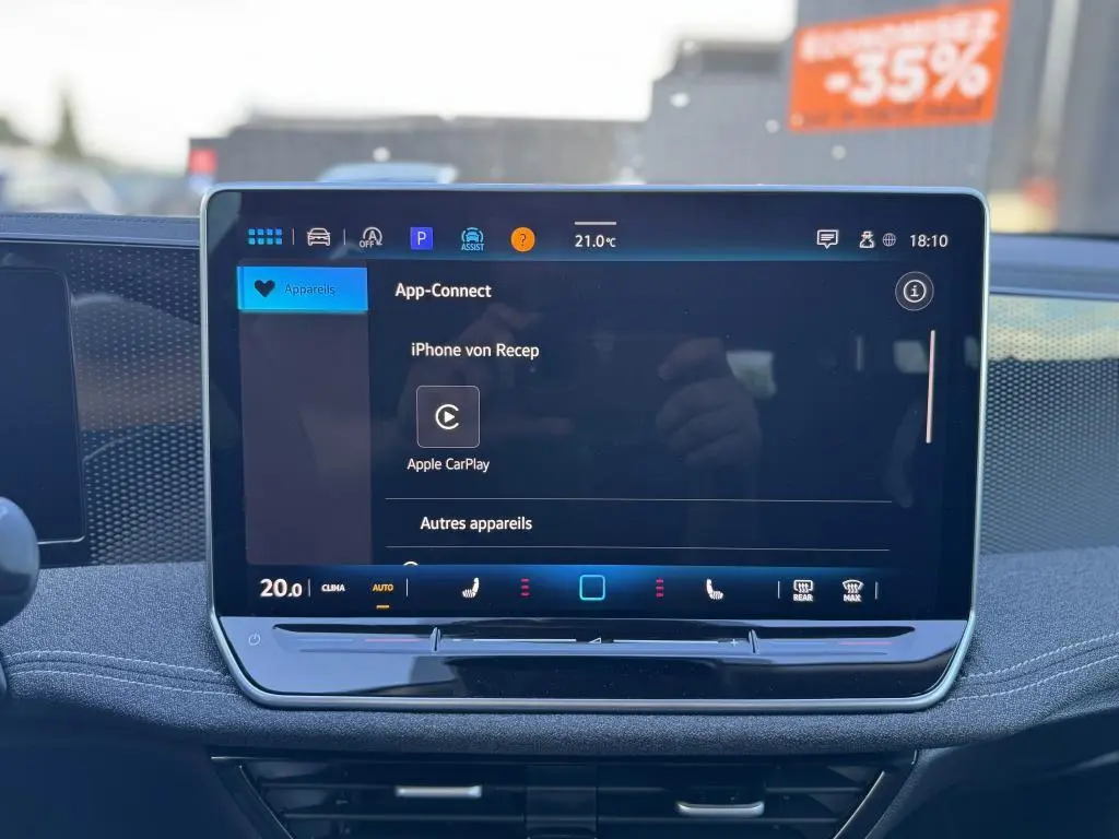 Écran tactile 12,9 pouces du tableau de bord de la Volkswagen Passat SW noire, affichant Apple CarPlay.