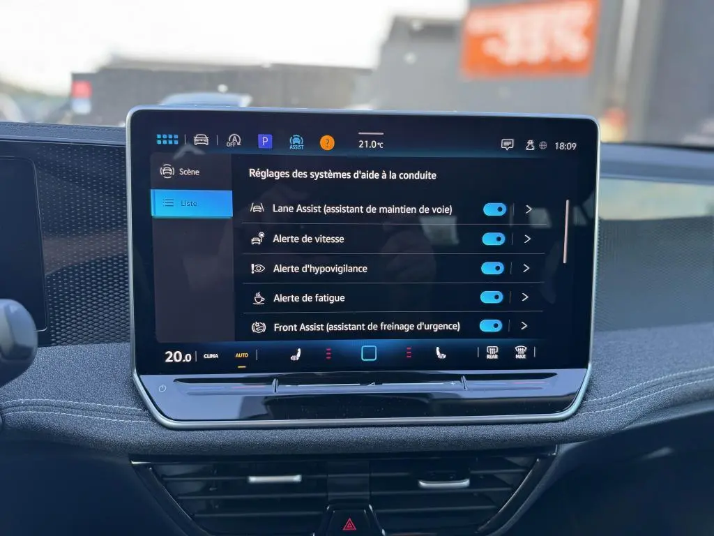 Écran tactile central de la Volkswagen Passat SW 2024 affichant les réglages des aides à la conduite.