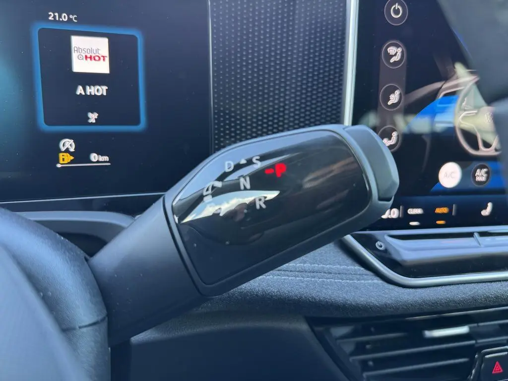 Gros plan sur la commande de boîte automatique noire dans l'habitacle de la Volkswagen Passat SW 2024.