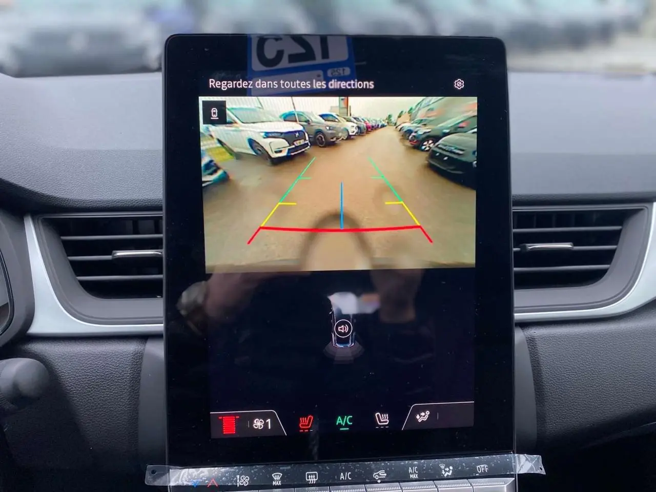Écran tactile central affichant la caméra de recul du Renault Captur noir étoilé, avec ventilation et commandes visibles.