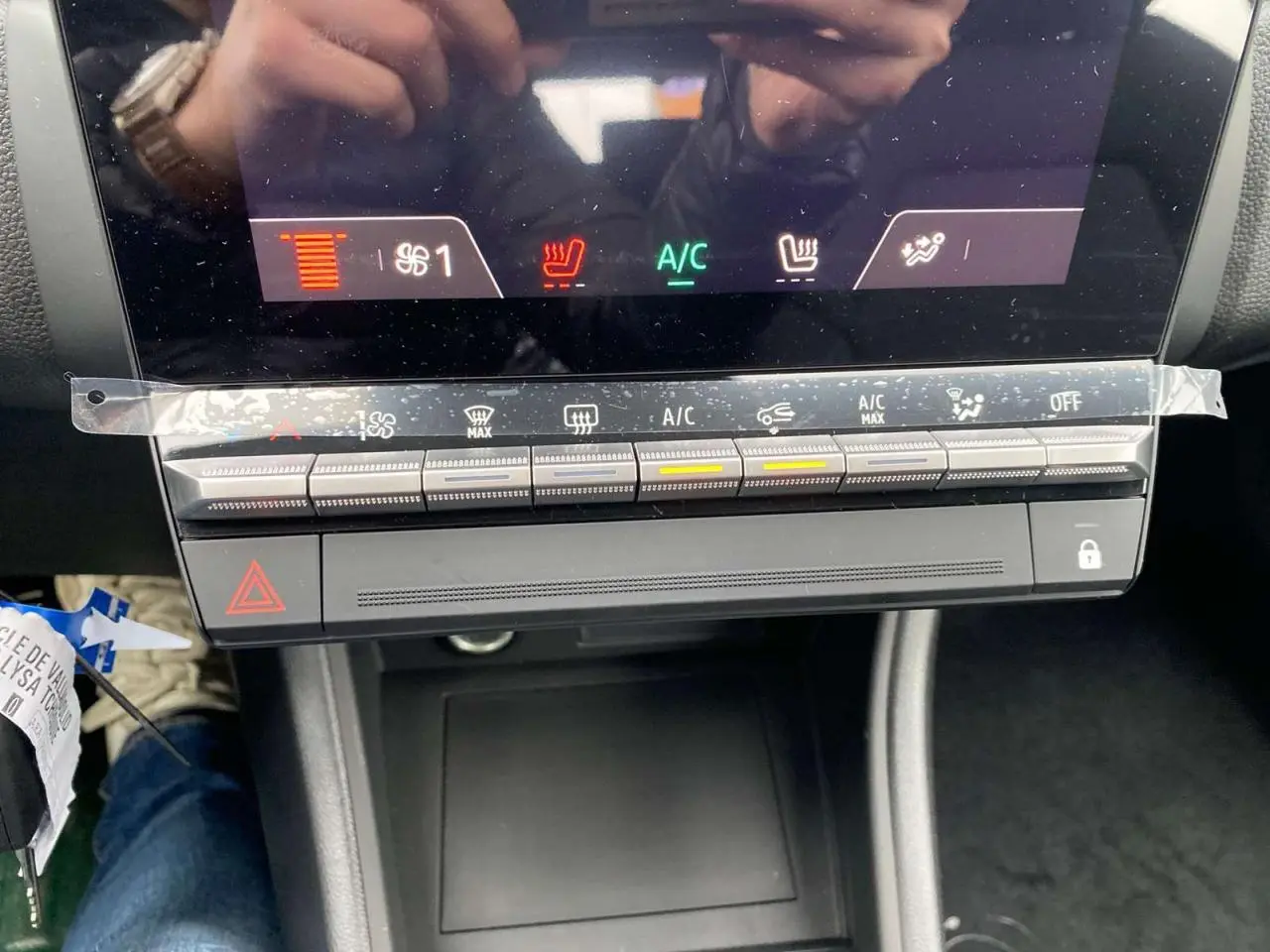 Vue rapprochée du tableau de bord du Renault Captur 2025 montrant les commandes de climatisation et sièges chauffants.