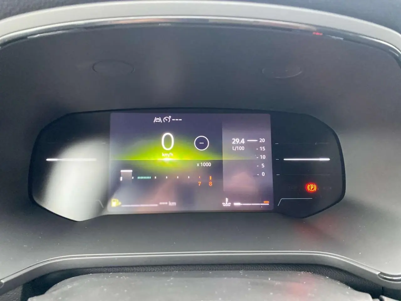 Tableau de bord numérique du Renault Captur 2025 affichant la vitesse à 0 km/h et indicateurs de consommation et sécurité.