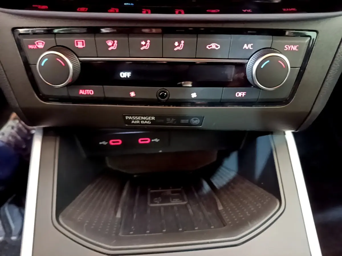 Vue rapprochée du tableau de bord et commande de climatisation du SEAT Arona 2022 avec affichage digital et boutons rétroéclairés.