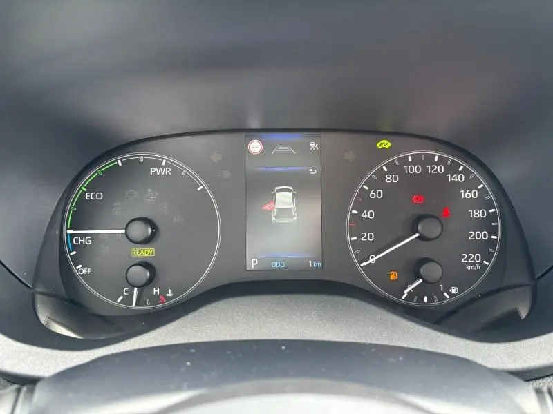 Vue rapprochée du tableau de bord de la Toyota Yaris 116h Dynamic 2025, affichage numérique et compteurs analogiques.