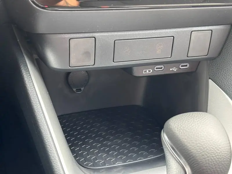 Détail de la console centrale de la Toyota Yaris 116h Dynamic 5p MC24 2025, montrant prises USB et prise 12V.