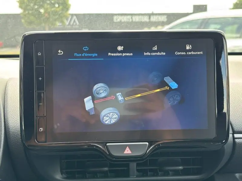 Écran tactile intérieur de la Toyota Yaris 116h Dynamic 2025 montrant le flux d'énergie hybride en temps réel.