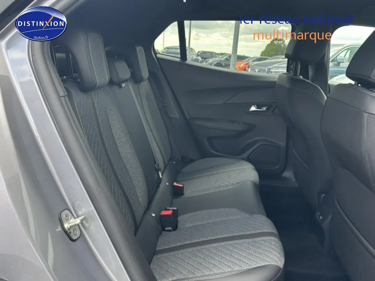 Vue intérieure côté gauche des sièges arrière en tissu gris embossé du Peugeot 2008 1.2 100 Allure 2025 gris Artense.