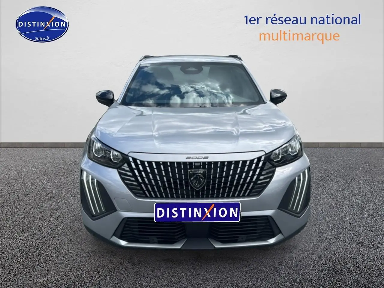 Peugeot 2008 gris Artense vue de face, mettant en valeur la calandre verticale et les feux LED distinctifs.