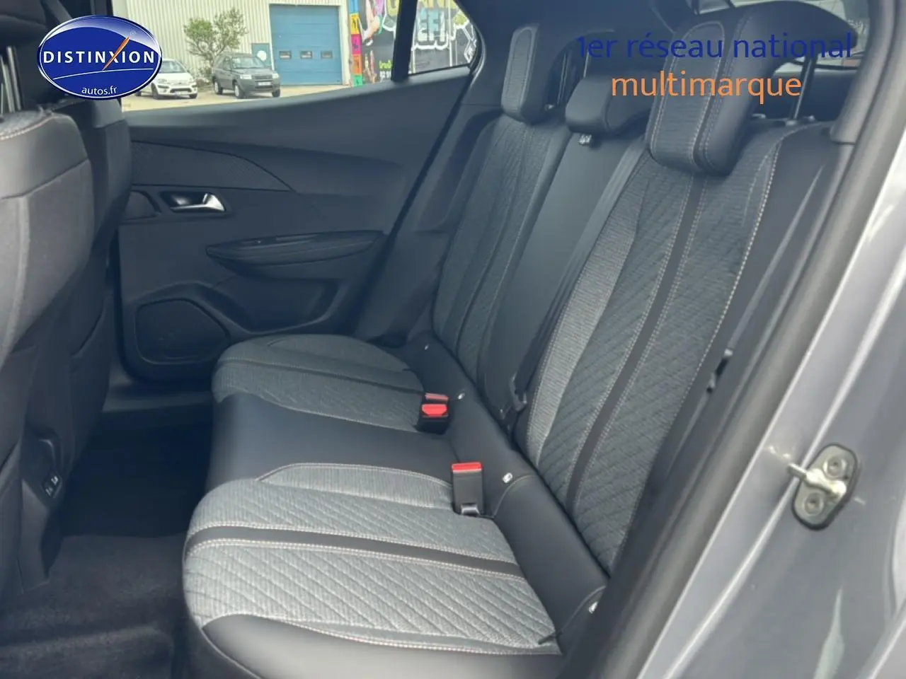 Vue intérieure côté droit sur la banquette arrière grise tissu embossé avec ceintures et appuie-têtes du Peugeot 2008 2025.