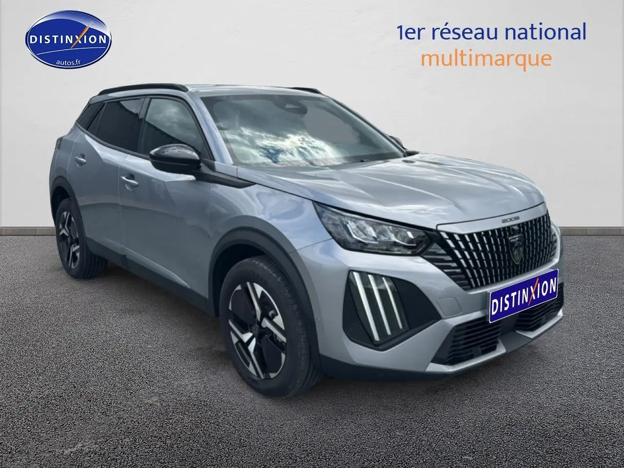 Peugeot 2008 gris artense en 3/4 avant droit, avec calandre noire distinctive et jantes alu modernes.