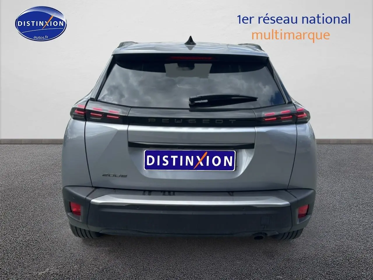 Vue arrière d'un Peugeot 2008 gris artense avec feux arrière LED et lunette arrière surteintée.