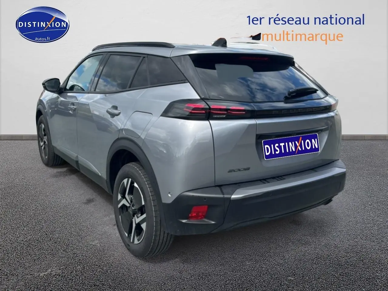 Vue 3/4 arrière gauche d’un Peugeot 2008 gris artense avec jantes alu et feux arrière LED distinctifs.
