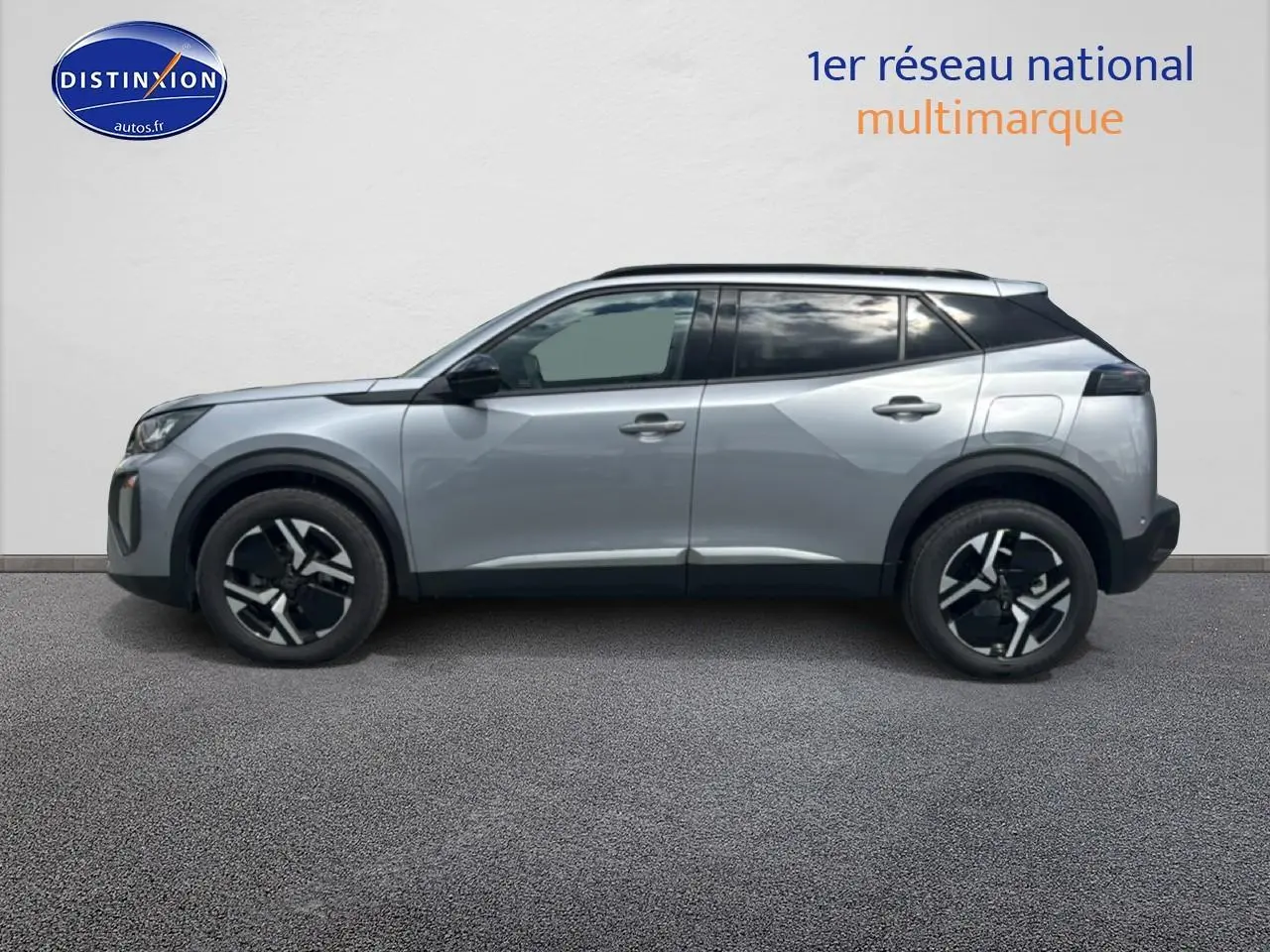 Peugeot 2008 gris artense vue de profil côté gauche, jantes alliage noires et toit noir contrasté.