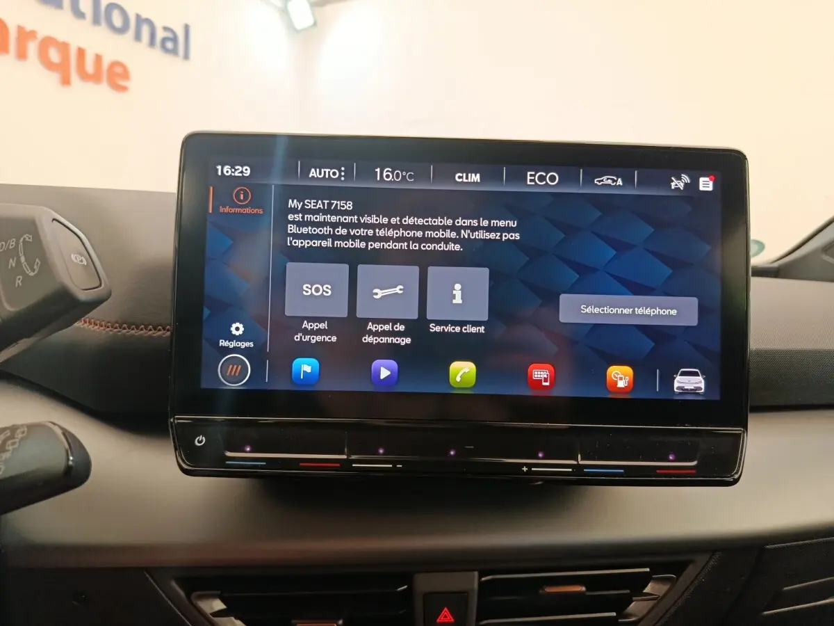 Écran tactile central affichant l'interface multimédia du CUPRA BORN gris foncé, vue intérieure frontale.