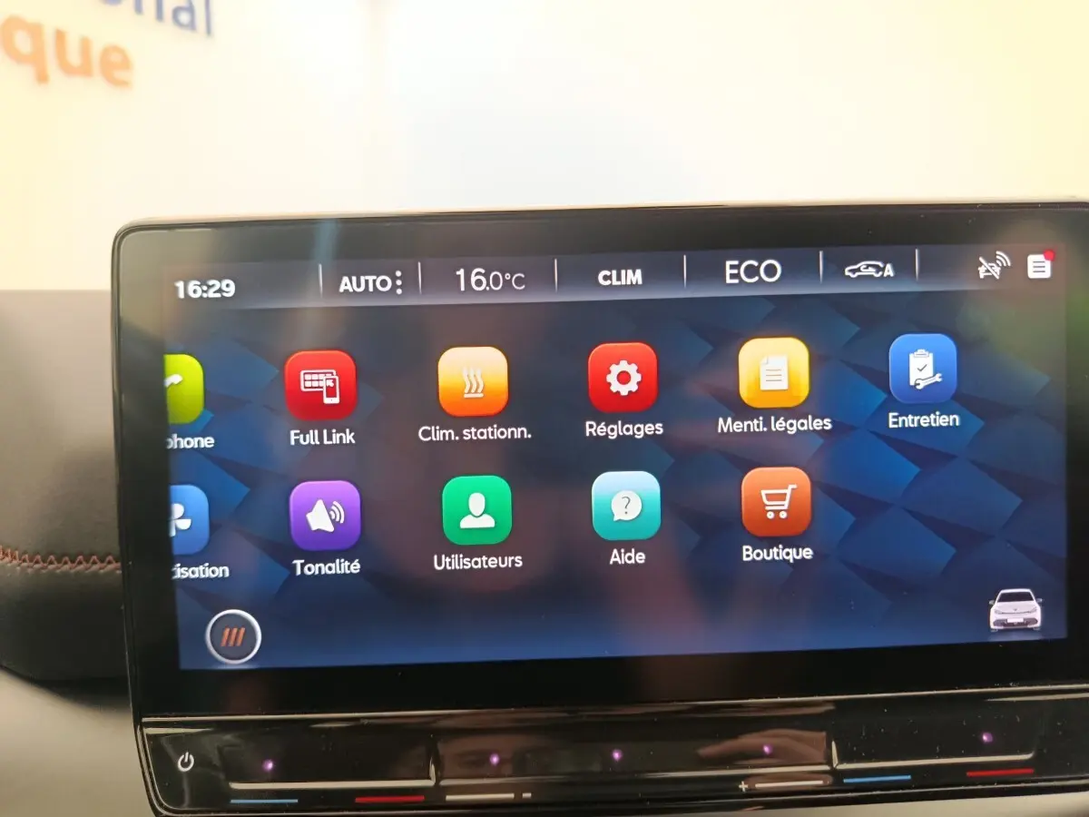 Écran tactile central de 12 pouces affichant le menu des réglages dans une CUPRA BORN gris foncé, vue de face rapprochée.