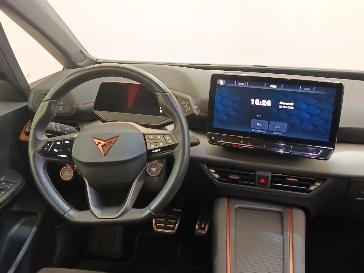 Intérieur du CUPRA Born 230ch 2023, vue frontale du tableau de bord avec volant cuir et écran tactile 12 pouces.