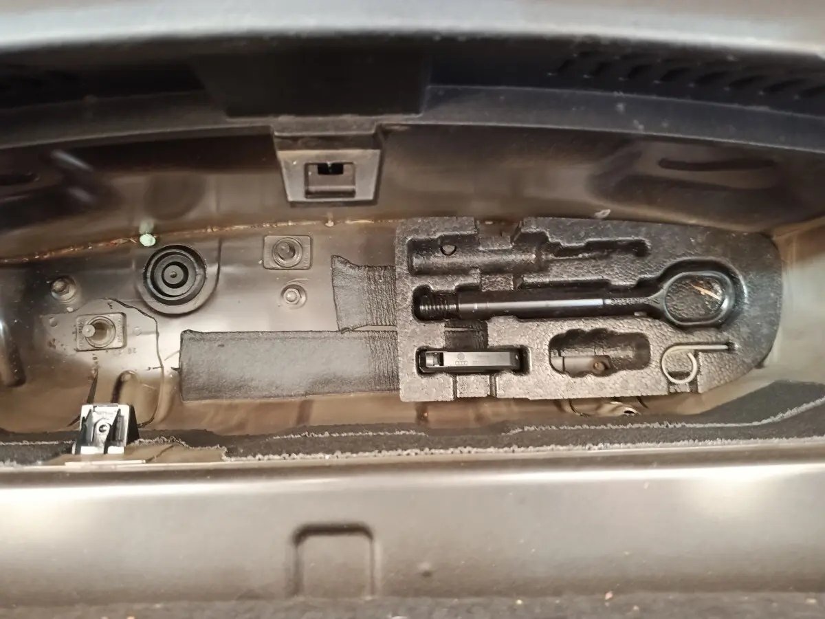 Vue rapprochée de la trousse à outils noire dans le coffre du CUPRA BORN gris foncé 2023.