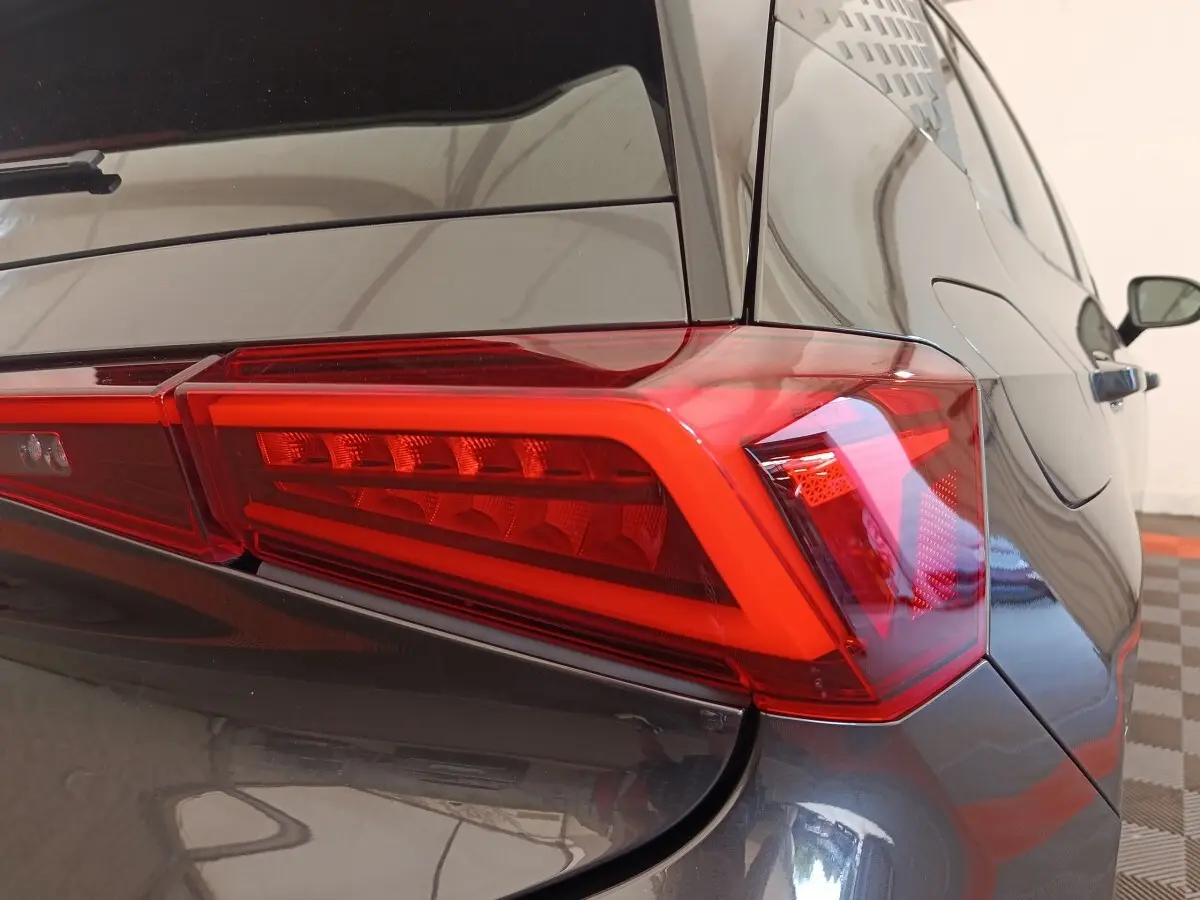 Gros plan sur le feu arrière droit rouge d'une CUPRA BORN gris foncé, vue arrière latérale droite.