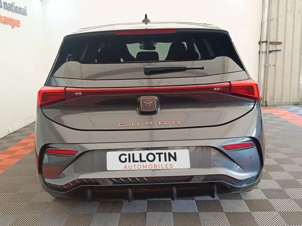 Vue arrière d'une CUPRA BORN gris foncé 2023 avec feux LED et logo CUPRA lumineux au centre du hayon.