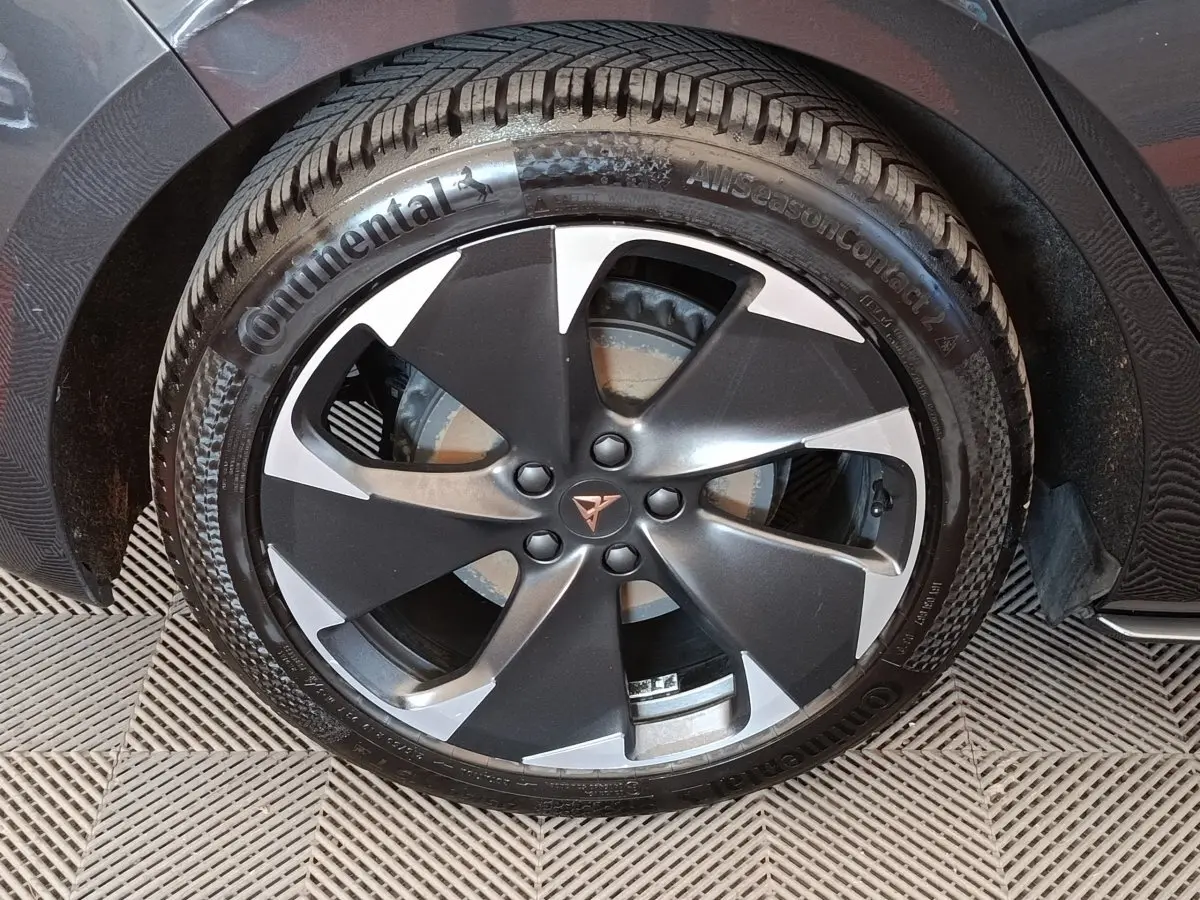 Gros plan sur la roue avant droite gris foncé d’une CUPRA BORN 230ch avec jante noire et argentée au design moderne.