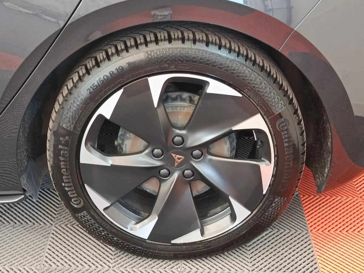 Gros plan sur la roue arrière droite gris foncé d'une CUPRA BORN 230ch avec jante alliage noire et argentée.