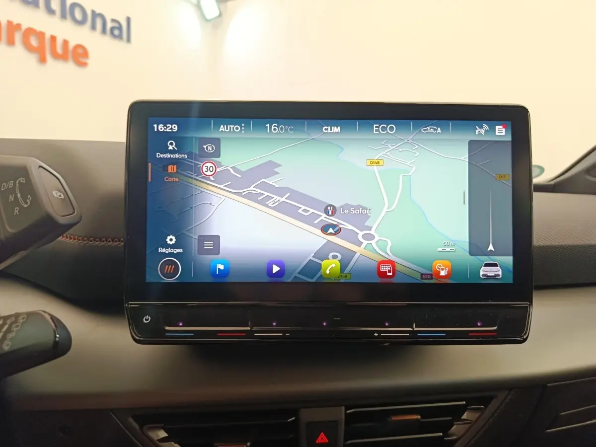 Écran tactile central affichant la navigation 3D dans l'habitacle du CUPRA BORN gris foncé, vue de face rapprochée.