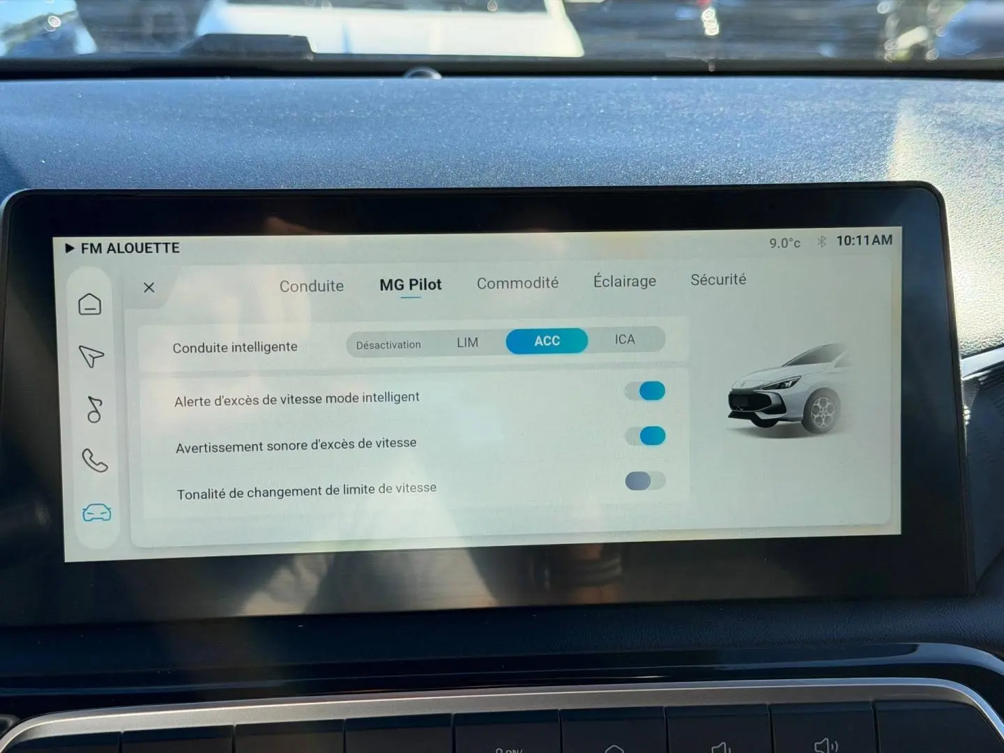 Écran tactile intérieur du MG3 2025 montrant les réglages MG Pilot avec illustration du véhicule blanc.