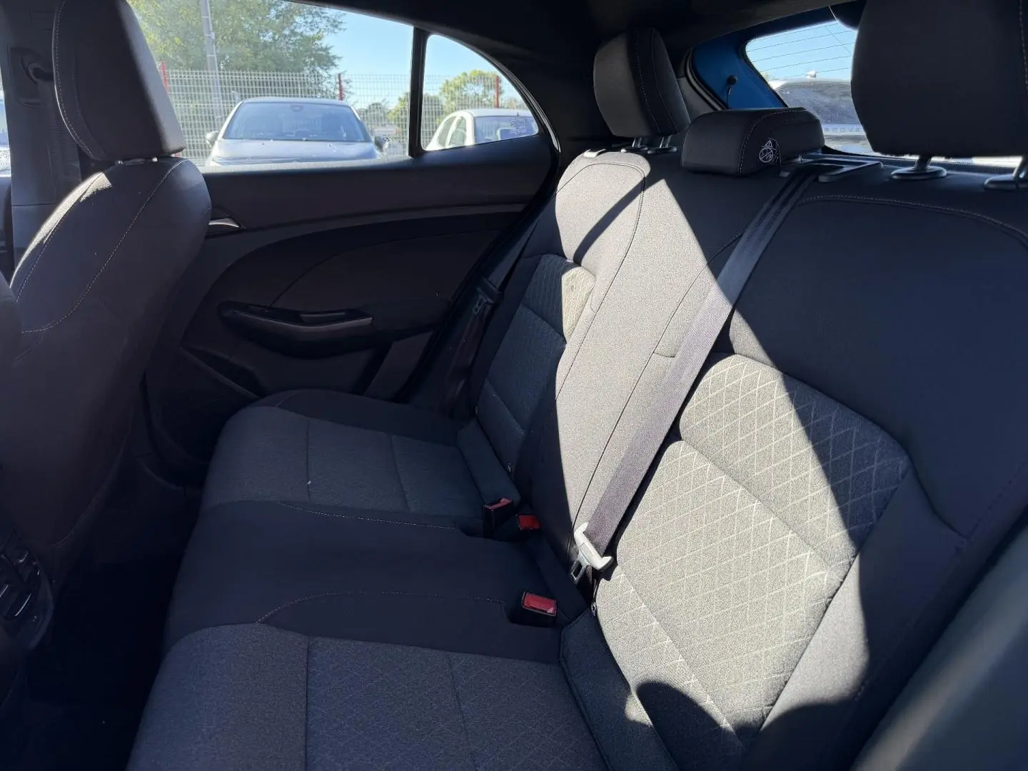 Vue intérieure côté droit des sièges arrière en tissu noir du MG3 1.5 Hybrid+ 195ch Comfort 2025.