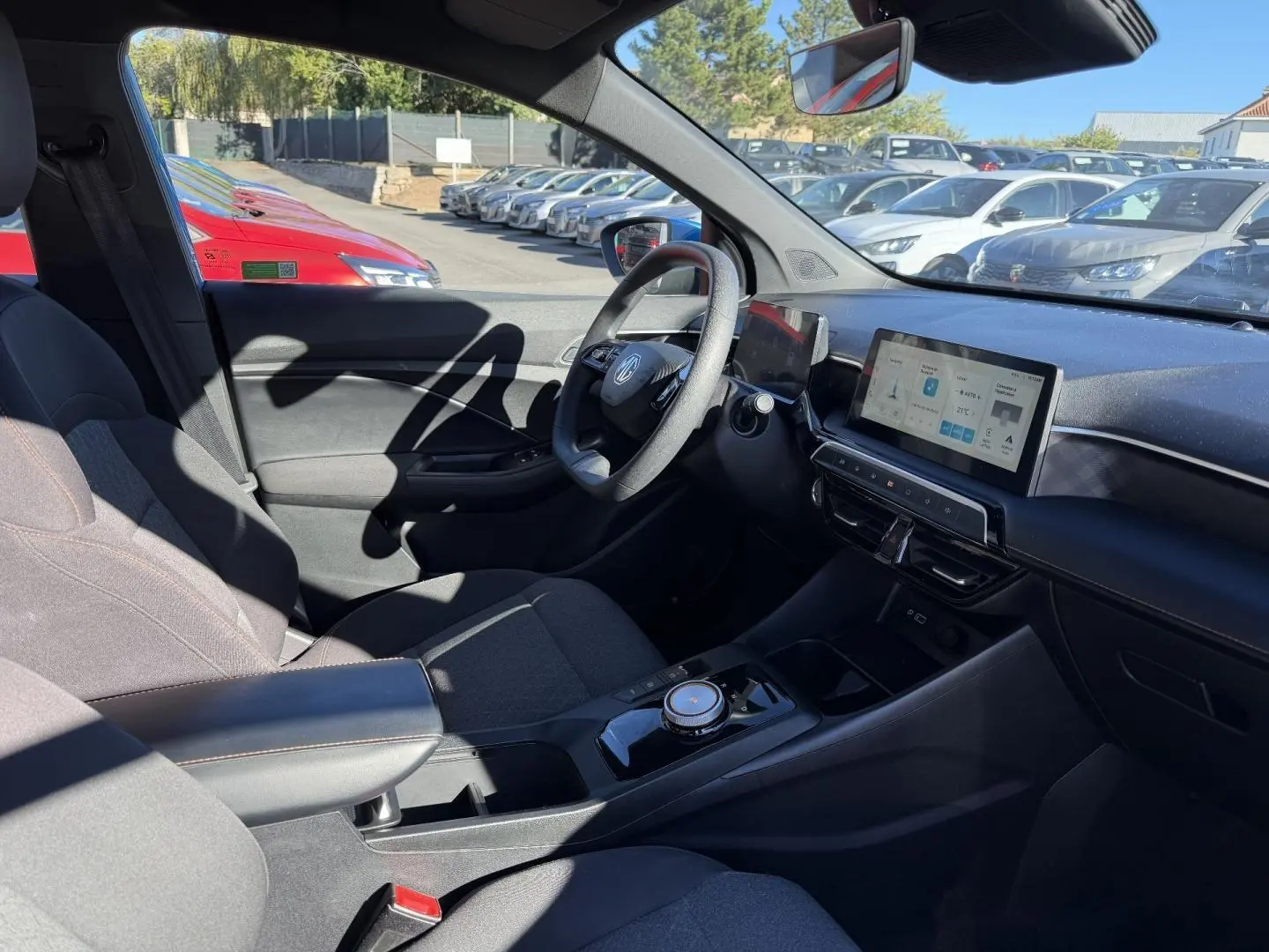Vue intérieure côté conducteur du MG3 1.5 Hybrid+ 195ch Comfort 2025 avec tableau de bord numérique et tissu noir.