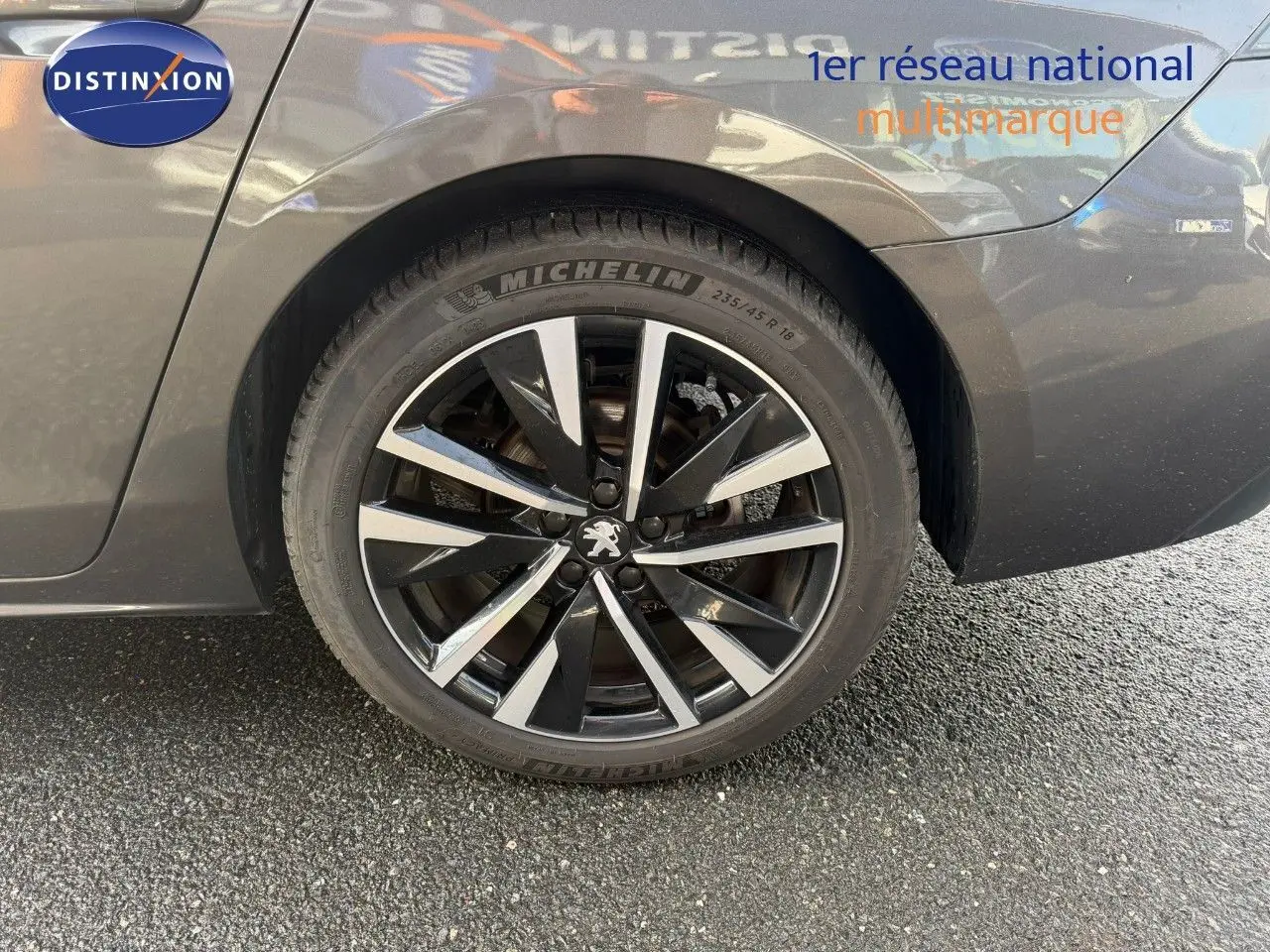 Coffre ouvert d’une Peugeot 508 gris platinium, vue de l’arrière mettant en valeur l’espace de chargement vide.