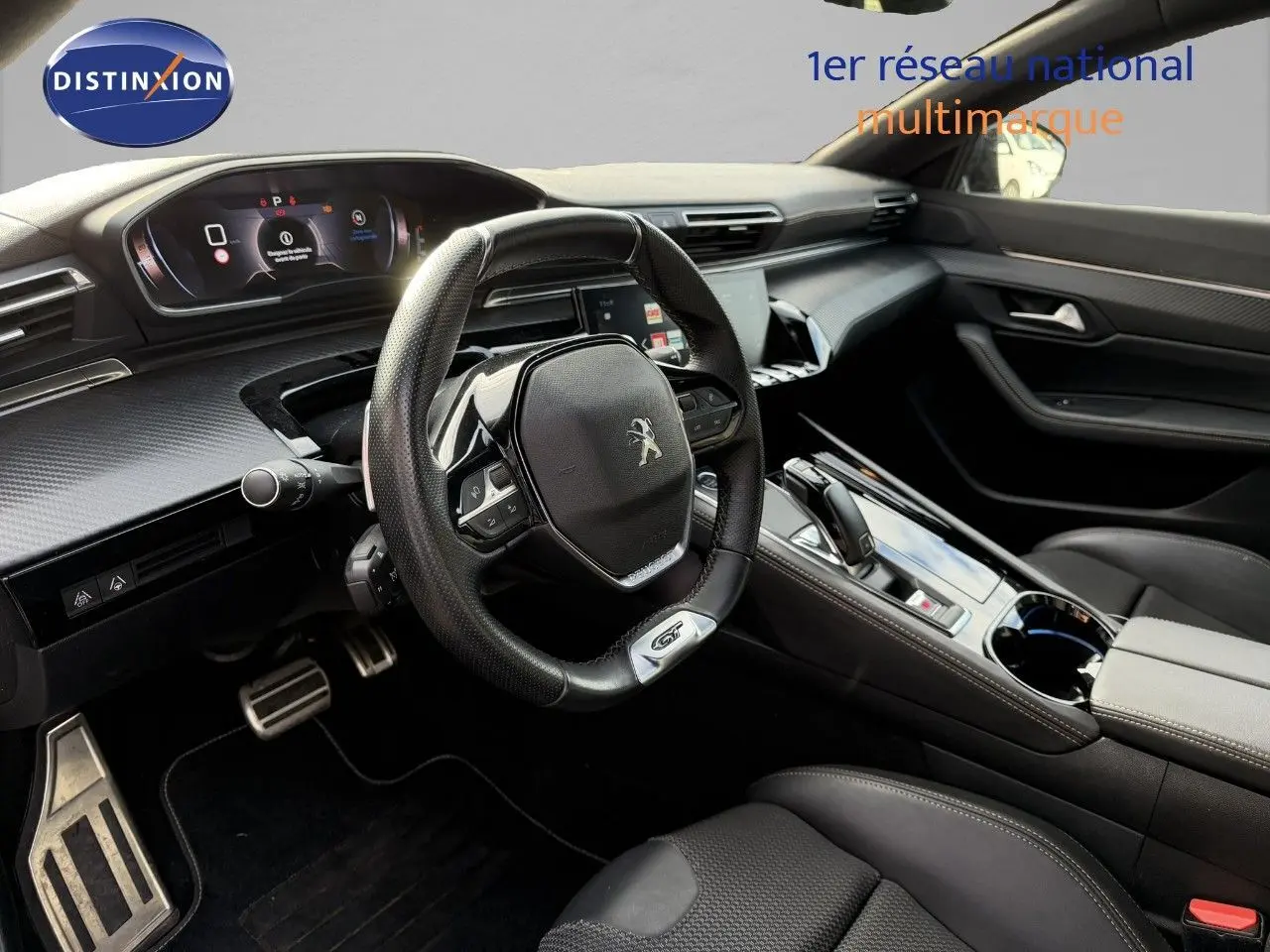 Intérieur de la Peugeot 508 gris platinium, vue côté conducteur sur le volant compact GT et tableau de bord numérique.