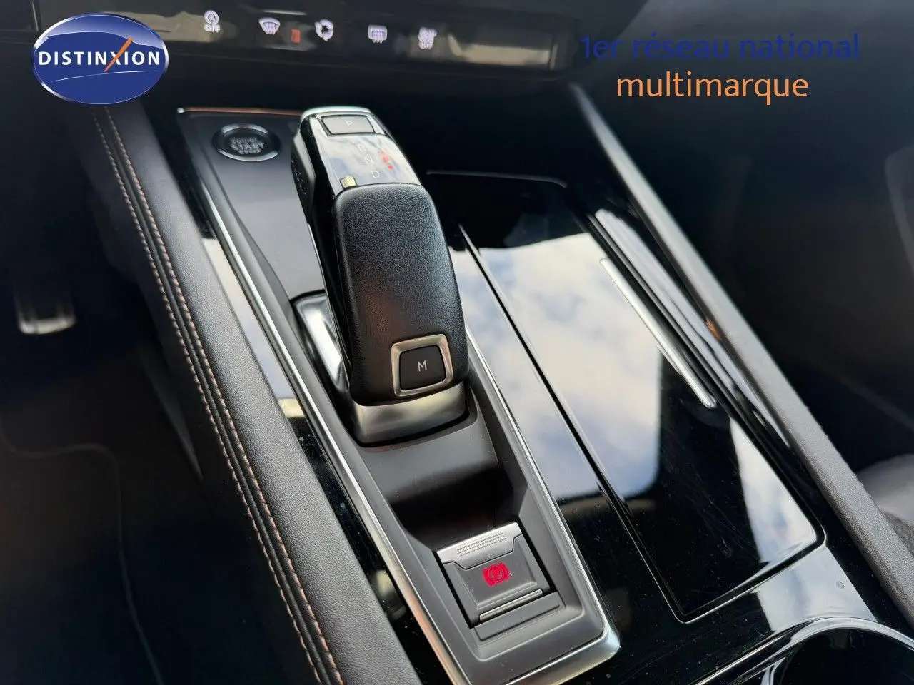 Vue intérieure centrée sur le volant cuir noir avec logo Peugeot et tableau de bord numérique d'une 508 Gris Platinium.