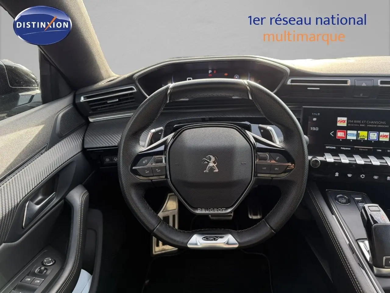 Gros plan sur la console centrale noire brillante avec levier de vitesse automatique cuir de la Peugeot 508 gris platinium.