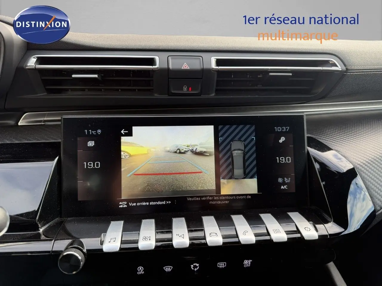 Vue rapprochée de l’écran central de la Peugeot 508 gris platinium, affichant la caméra de recul et les commandes tactiles.