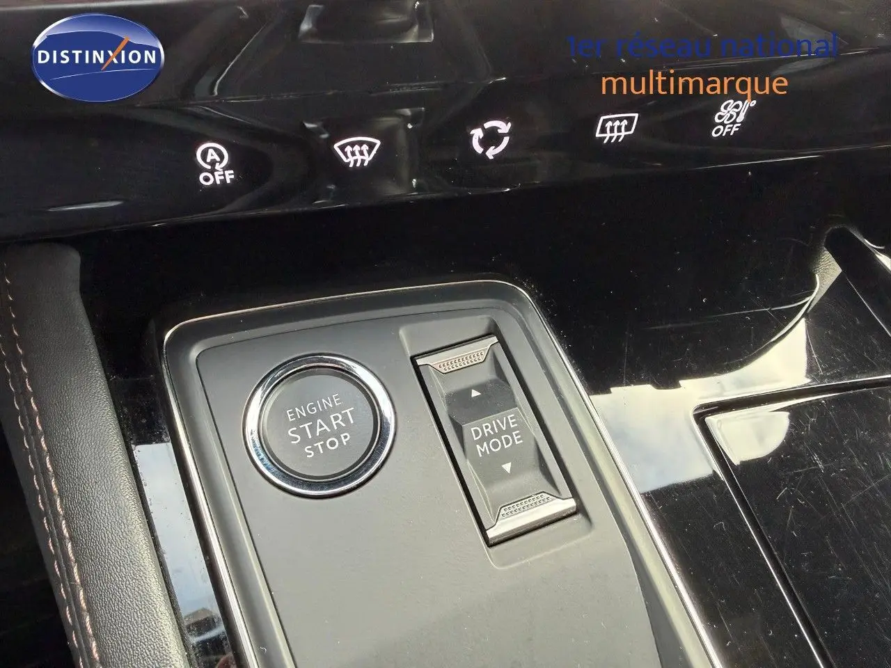Gros plan sur la console centrale noire du Peugeot 508 gris platinium, avec bouton start/stop et sélecteur drive mode.